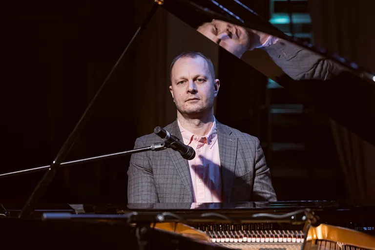Владимир Высоцкий, руководитель Силламяэского центра культуры, является не только музыкантом, но и активным организатором музыкальных мероприятий.