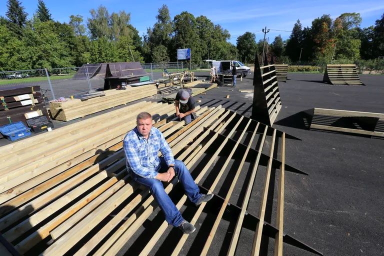SA Tähtvere Puhkepark juhataja Marti Viilu Tähtvere skatepargi renoveerimistöödel 2016. aasta septembris.