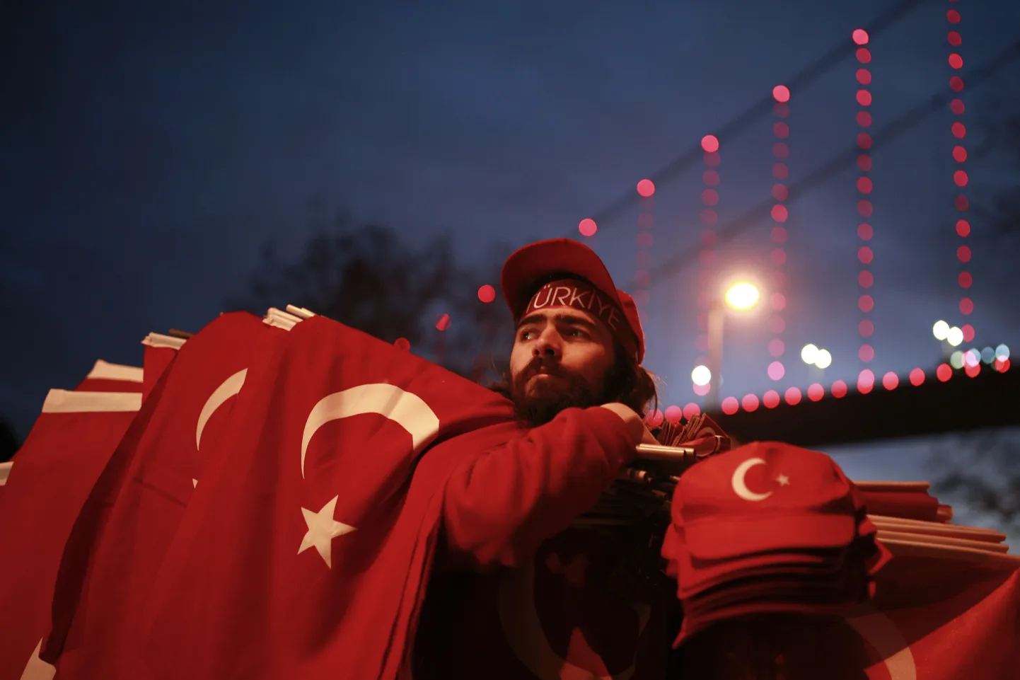 Türgi lippudega mees eelmisel nädalal Istanbulis ööklubi lähedal, kus uusaastaööl toimus terrorirünnak.