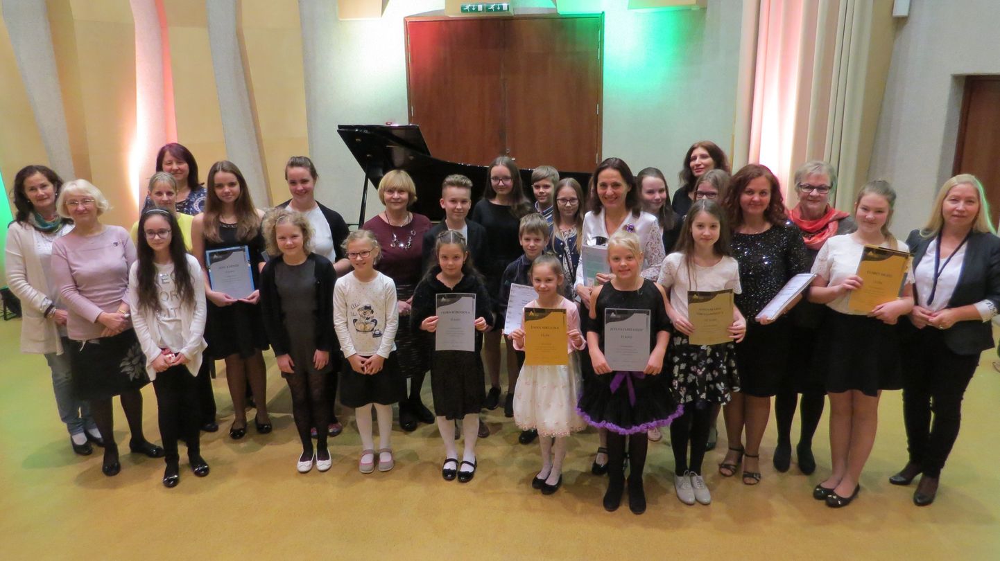 Lääne-Pärnu regiooni klaverikonkursil osalenud õpilased õpetajatega.