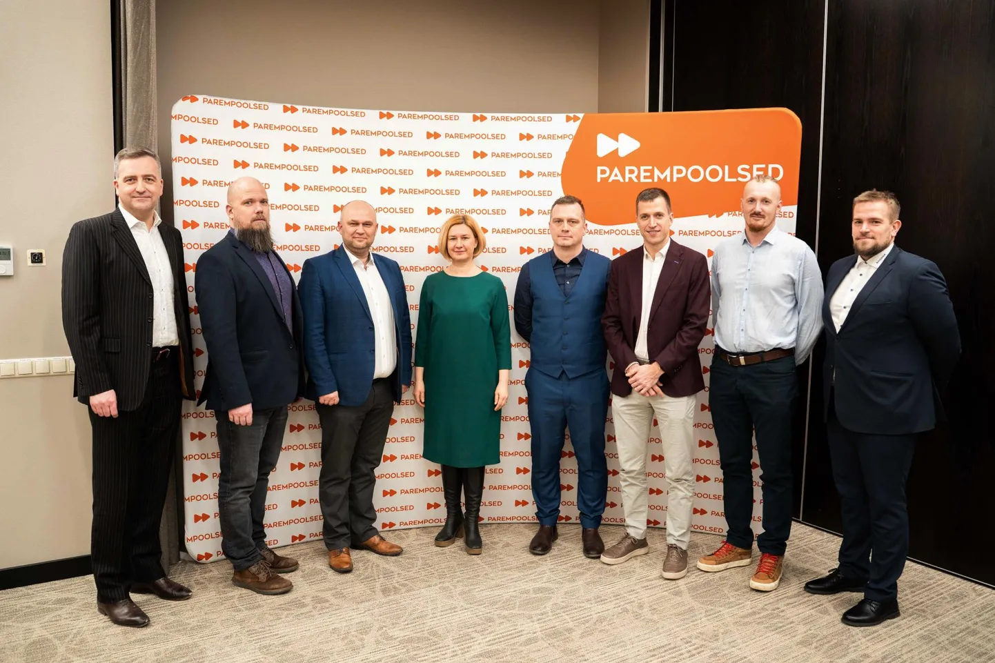 Parempoolsete Rakvere linna ja valla organisatsioonide juhatuse liikmed, erakonna esimees Lavly Perling ja juhatuse liige Tõnis Kons (vasakult esimene).