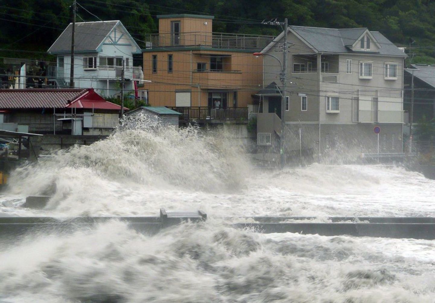 Китаю и югу Японии угрожает тайфун "Фитоу".