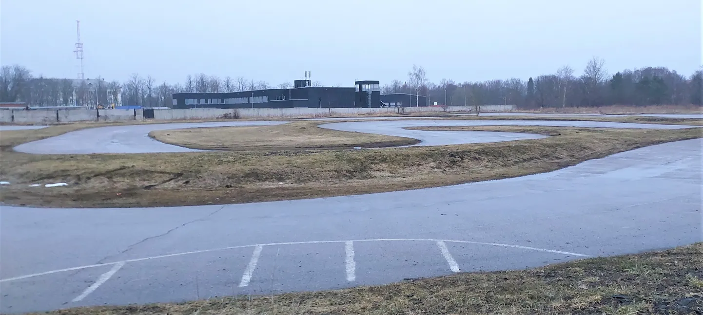 Kohtla-Järve vana ja kulunud kardirada asub mõned aastad tagasi rajatud politsei- ja päästemaja läheduses. Sügisel peaks samas kohas olemas nüüdisaegne kardikeskus.
