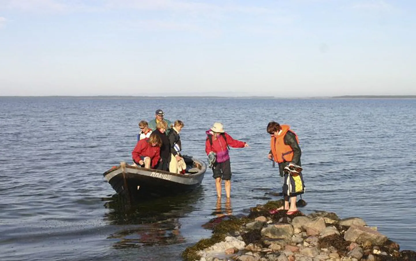 Saarnakile pääseb Salinõmme sadamast paadiga. Varakevadest hilissügiseni tuleb laiule sõiduks küsida luba riiklikust looduskaitsekeskusest.