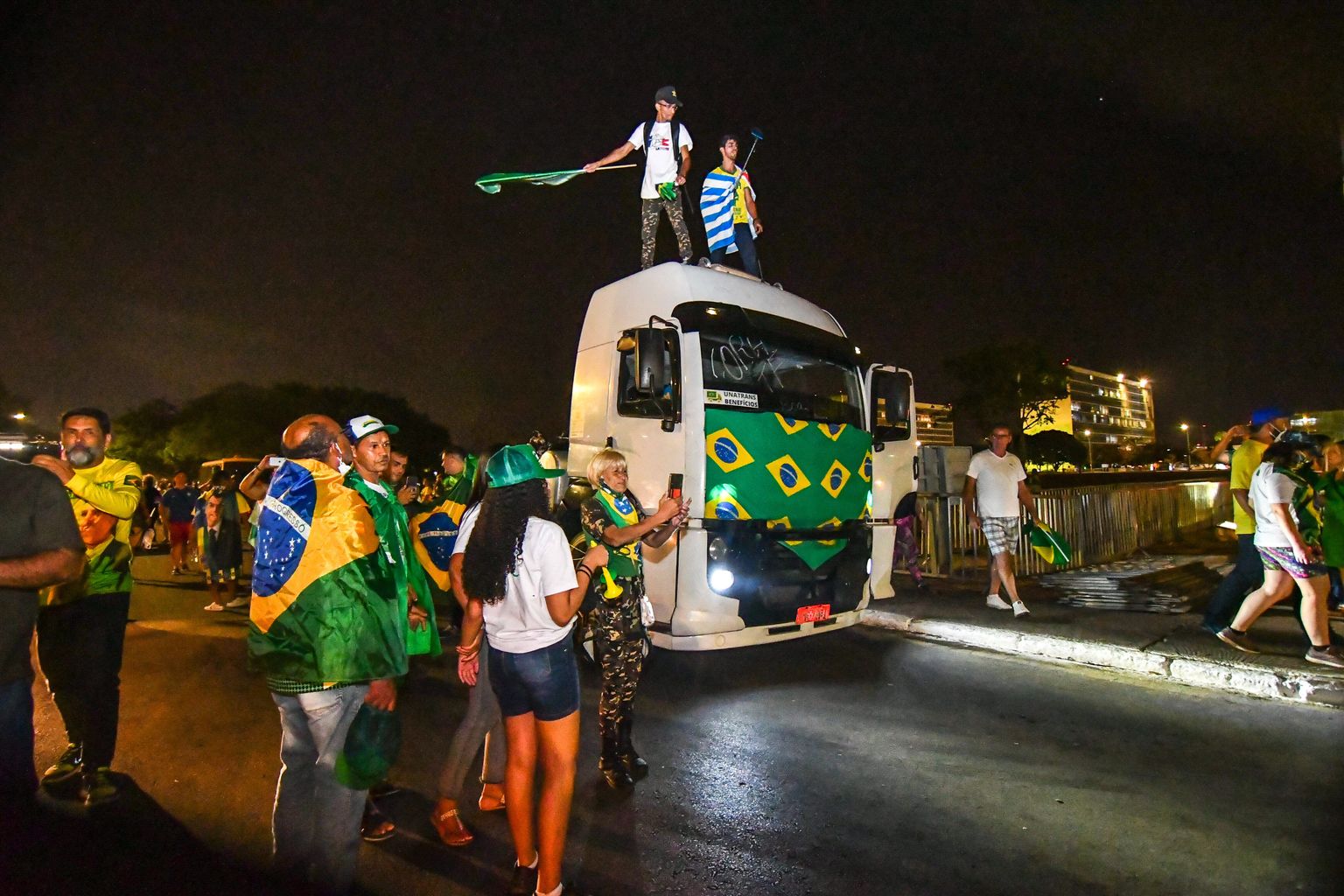 President Jair Bolsonaro toetajad iseseisvuspäeva sündmusteks pealinn Brasíliasse saabumas.