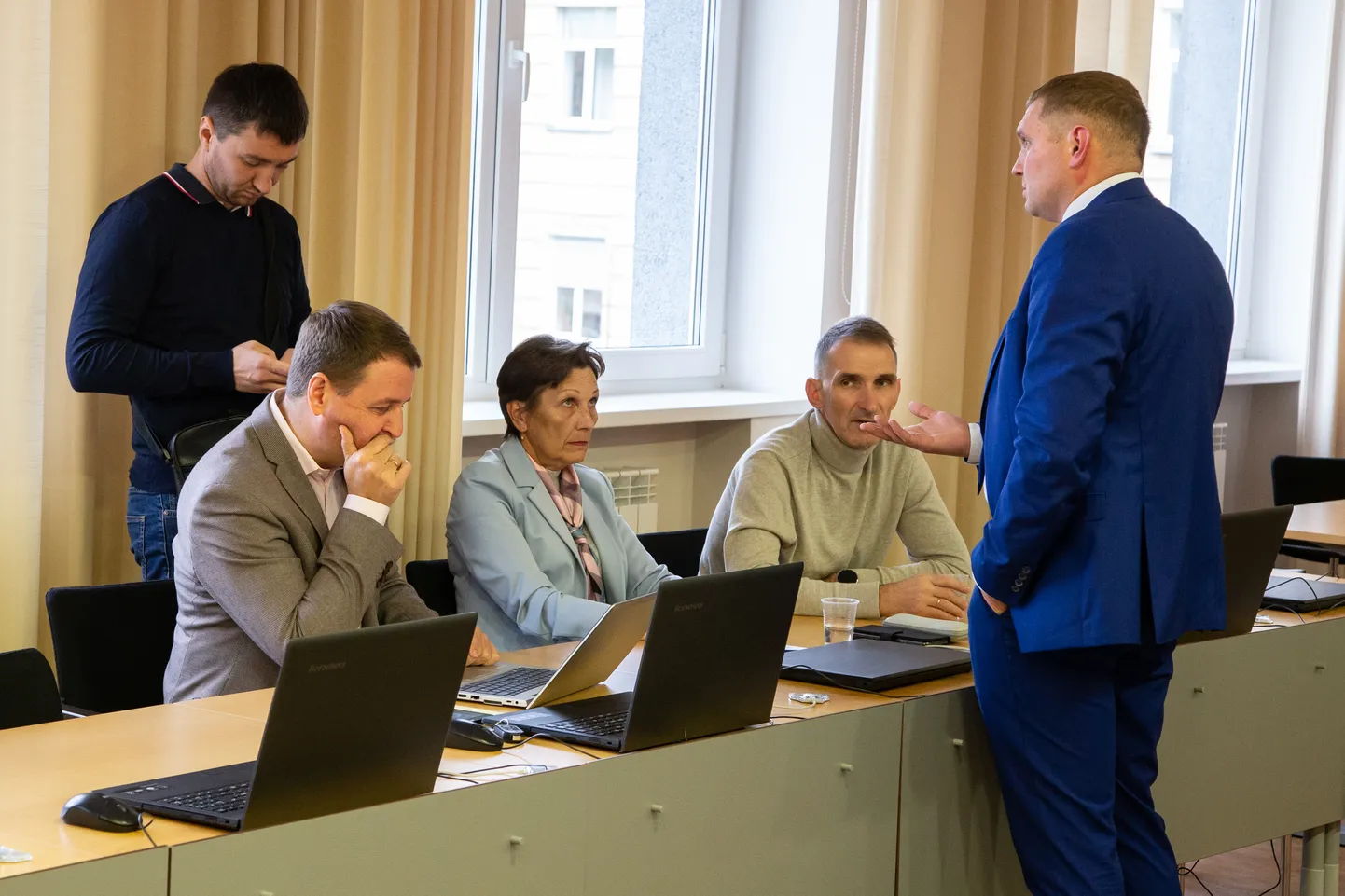 Kohtla-Järve koalitsiooni kuuluvad kümme sotside ja keskerakondlaste saadikut hoiavad veel kokku, aga nendega liitunud neli fraktsioonita saadikut teevad pigema vabakava.