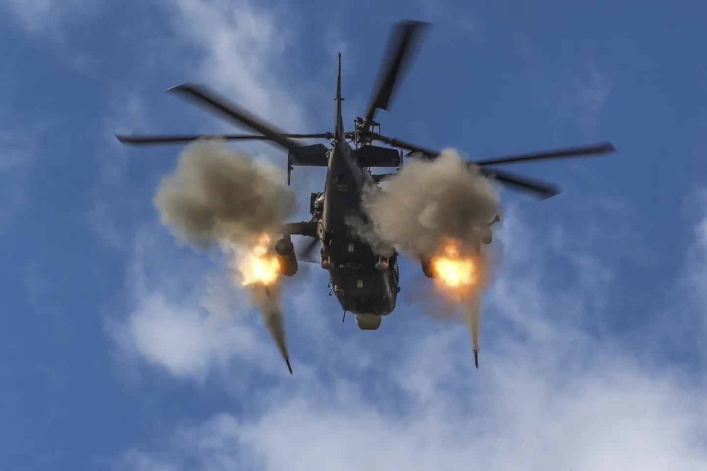 Боевой вертолет Ка-52 ВВС России запускает ракеты по цели в неизвестном месте в Украине, 8 октября 2022 года.