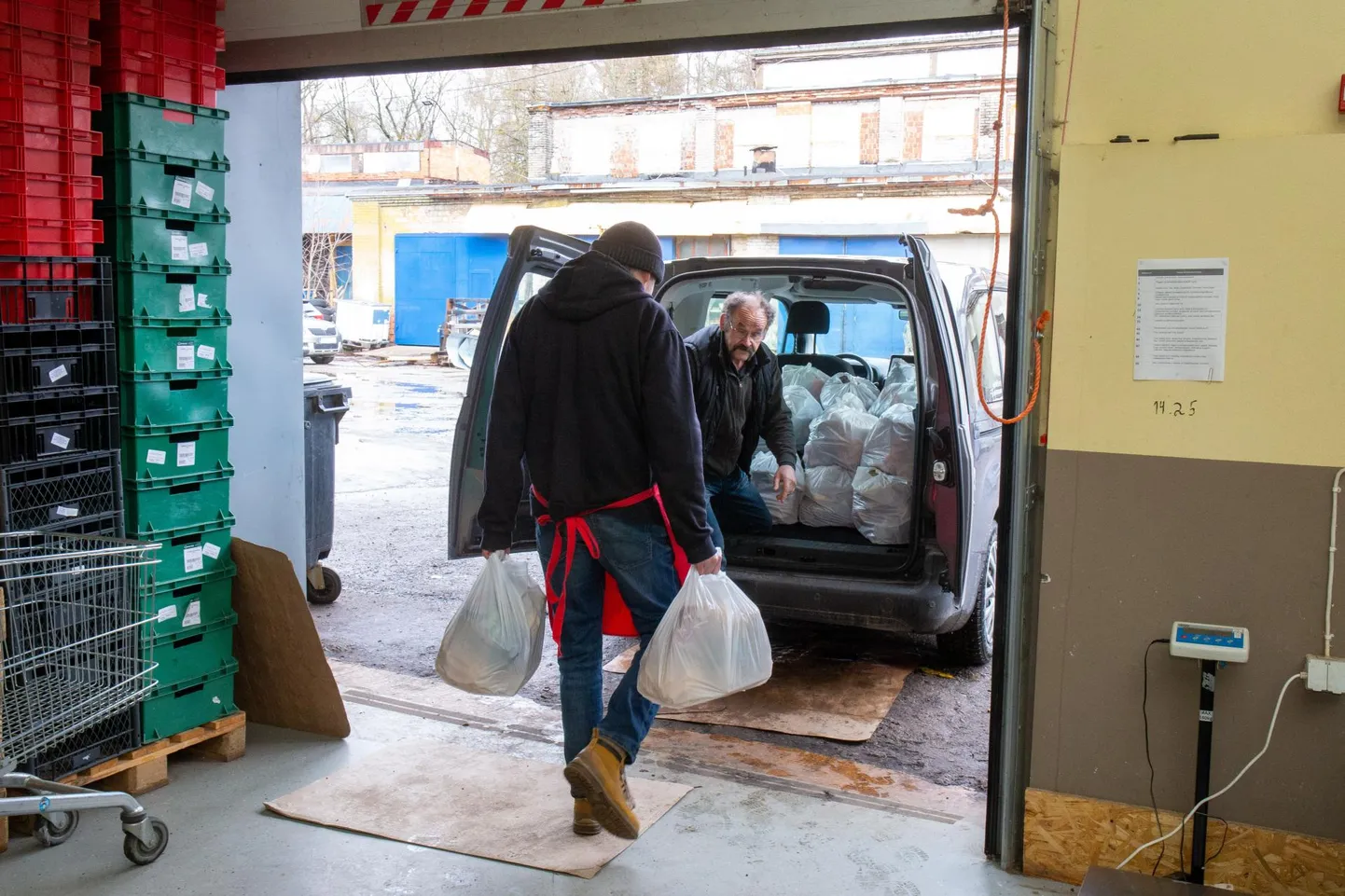 Toidupangas tegutsejad abivajajatele minevat toitu peale laadimas.