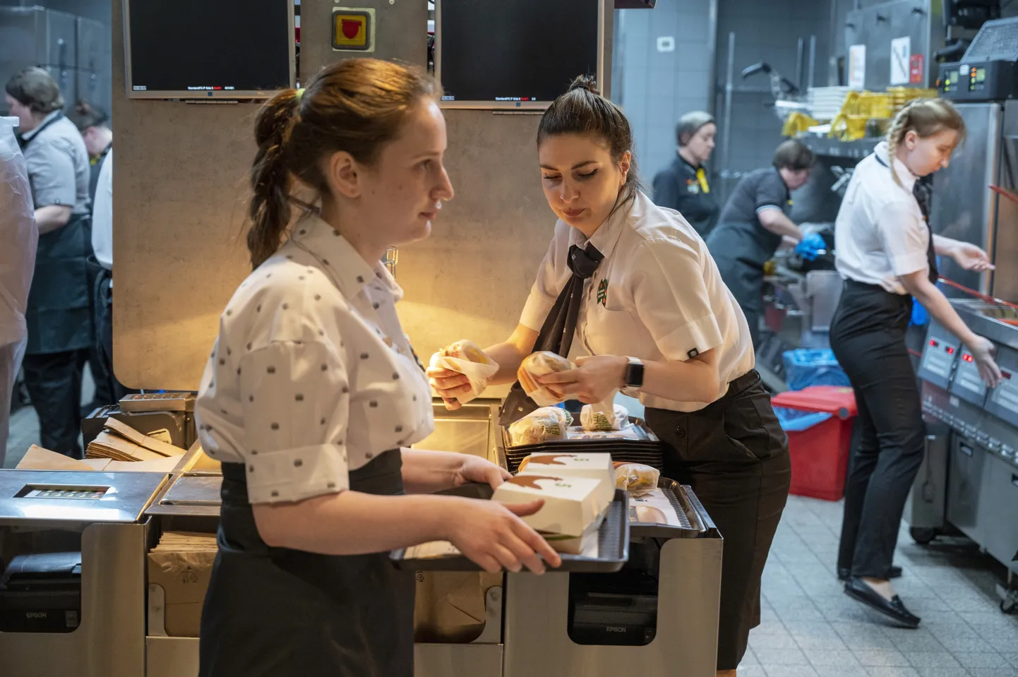 Töötajad endises McDonald'si kiirtoidukohas Moskvas.