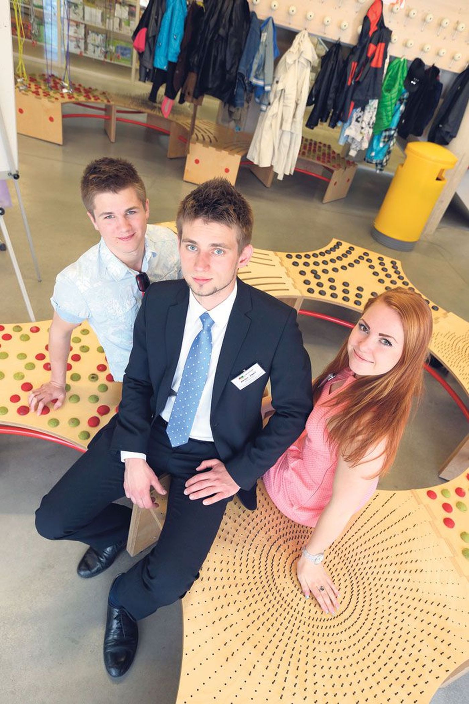 Eelmise aasta parim õpilasfirma Kolm Põrsakest:  Robin Saluoks  (vasakult), Aksel Part ja Maarja Liiv.