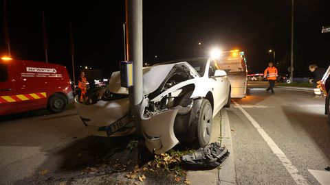 FOTOD ⟩ Tallinnas sõitis auto vastu posti, juht viidi haiglasse