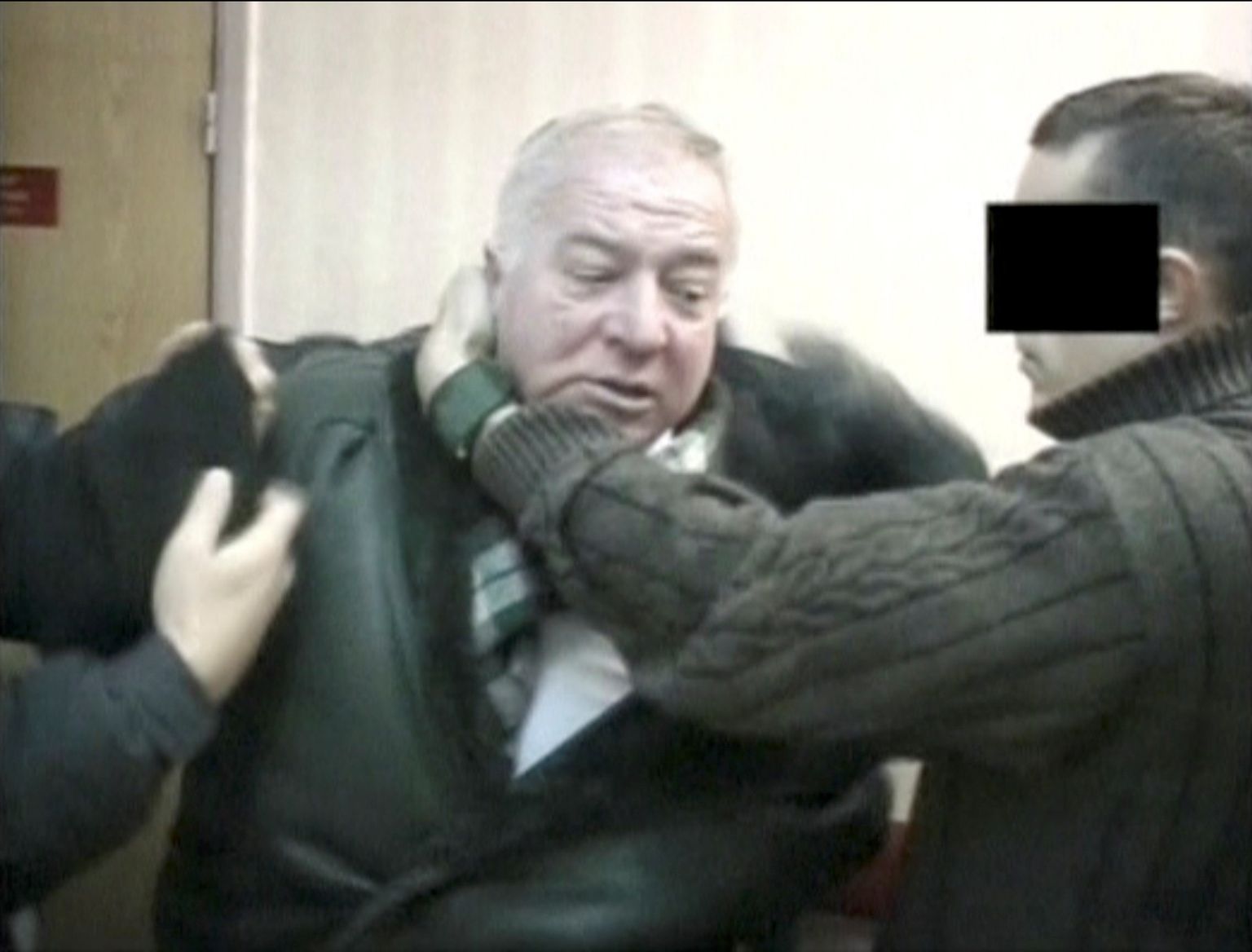 Vene salapolitsei Skripali teadmata ajal ja kohas vahi alla võtmas.