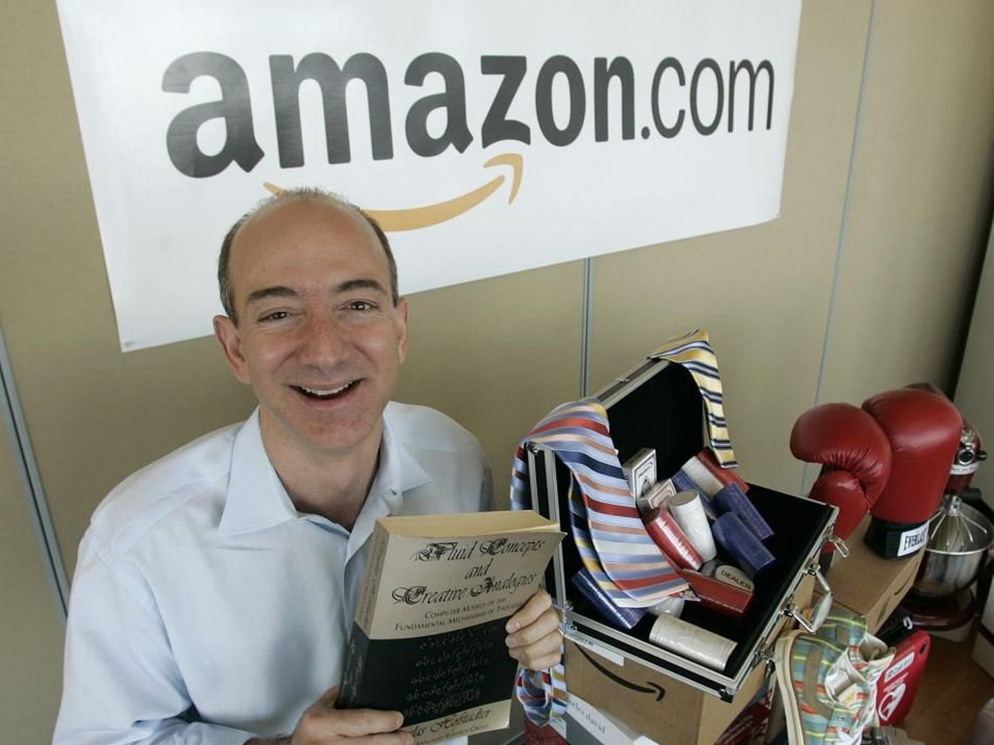 Amazoni asutaja Jeff Bezos hoiab käes portaalis amazon.com müüdud esimest raamatut – Douglas Hofstadteri «Fluid Concepts and Creative Analogies».