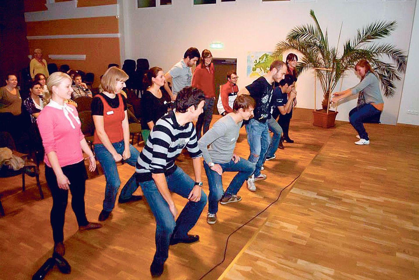 Erasmuse tudengite vaba aja veetmiseks ja omavahelise suhtluse hoogustamiseks korraldab MTÜ Erasmus Student Network Tartu iga nädal mõne ürituse. Pildil india tantsu õppimine septembrikuisel kultuuriõhtul.