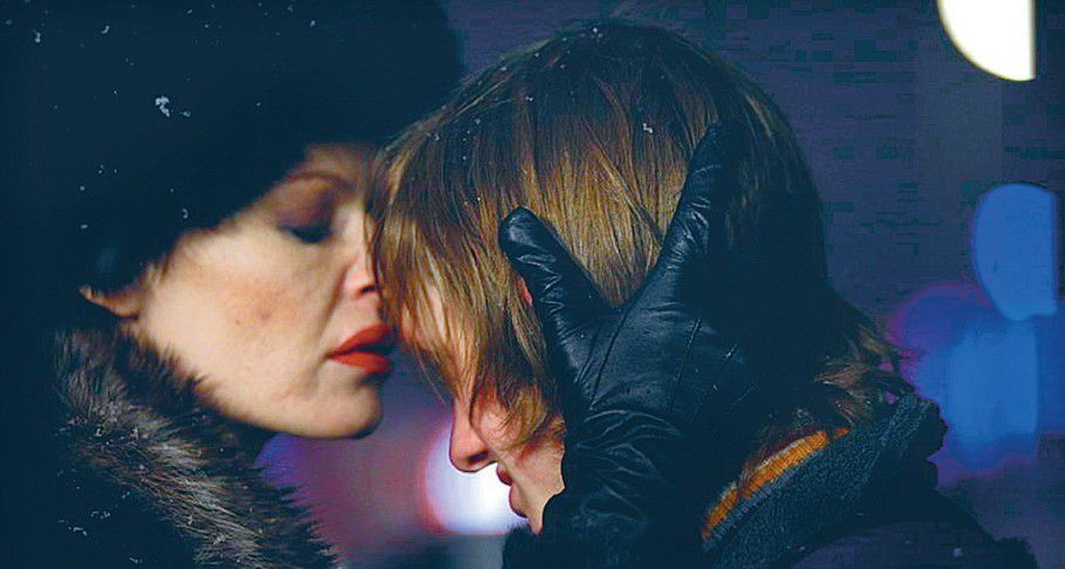 Naine (Helena Merzin) suudleb Poissi (Artur Tedremägi) ja see on otsekui ära tehtud.
