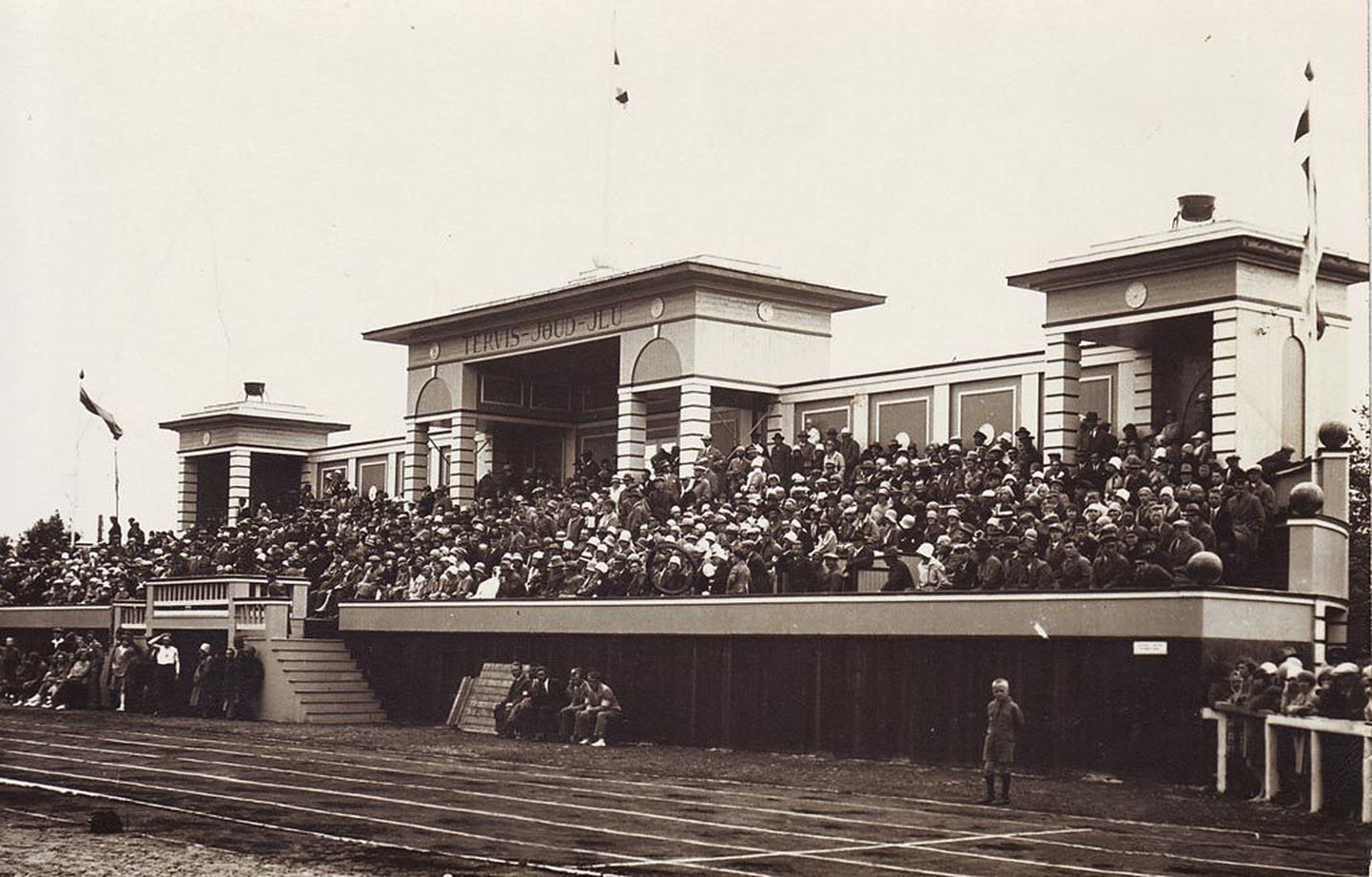Pärnu spordiseltsi Tervis spordivälja avamine 1922. aastal. Staadioniks nimetati see ümber alles 1929. aastal, mil oli taas põhjust avamispidu pidada.