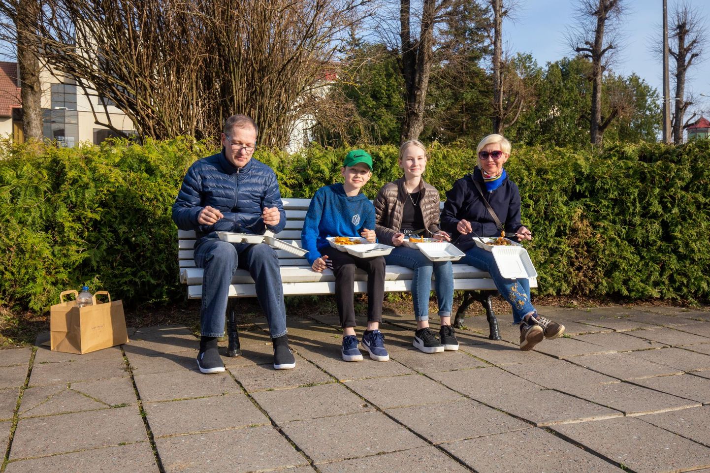 Põltsamaalt pärit perekond istus õhtupäikeses pargipingil, sest väliterrassid on kinni. Fotol on vasakult isa Jaanus Kesa, poeg Jaan Kesa, tütar Kärt Kesa ja ema Maris Raba.