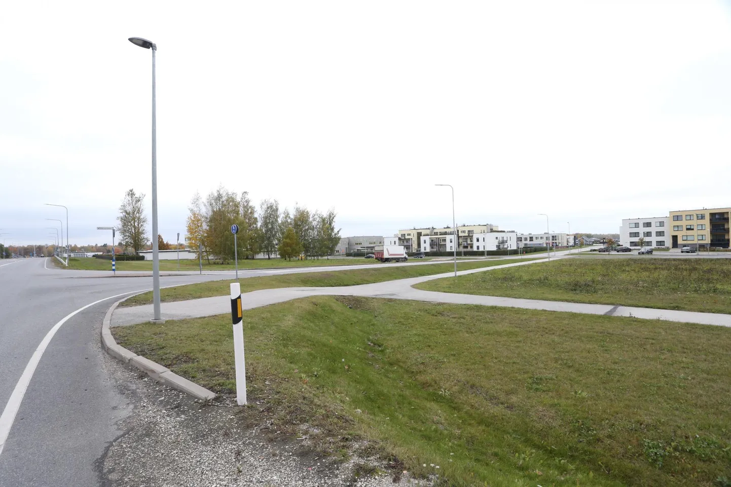 Raadimõisa Konsum tuleb Vahi alevikku Kaupmehe tänava algusse, kus eile lõuna ajal seisis kaubaauto.