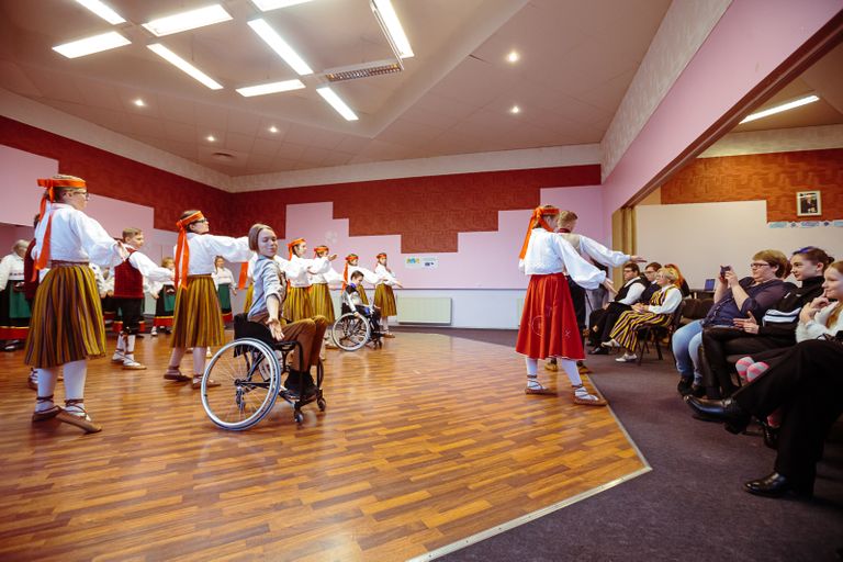 Одним из самых трогательных был момент, когда танцоры-колясочники вместе с танцевальным кружком Нарвской эстонской гимназии "Päikeseratas" и танцевальной группой Нарвского эстонского общества "Värtnad" исполнили танец "Eesti muld ja Eesti süda".