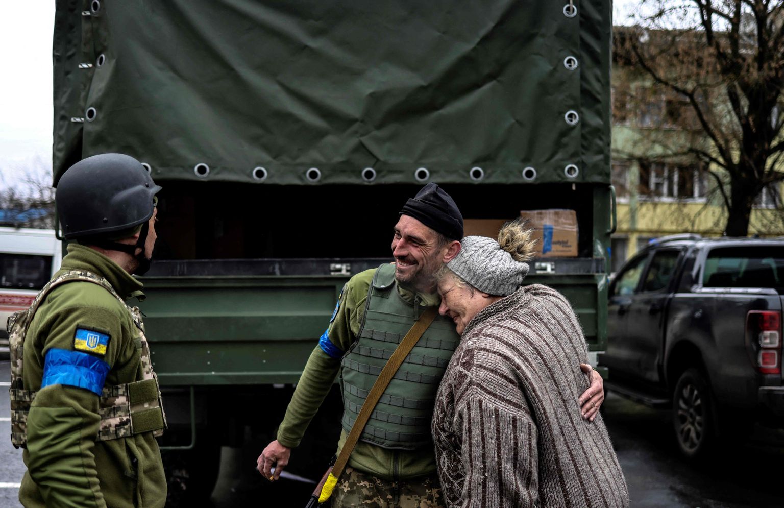 Украинские солдаты и местная жительница в городе Буча, Украина