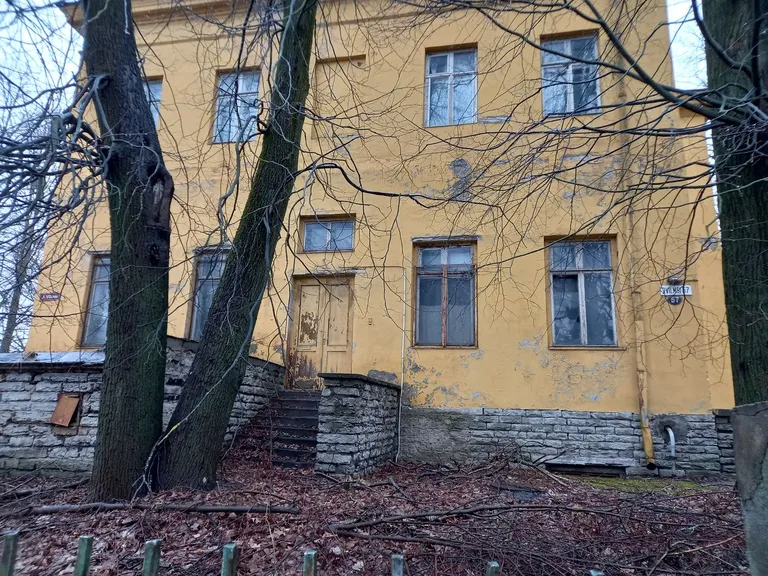 Такой вид на здание открывается со стороны Харьюского уездного суда.