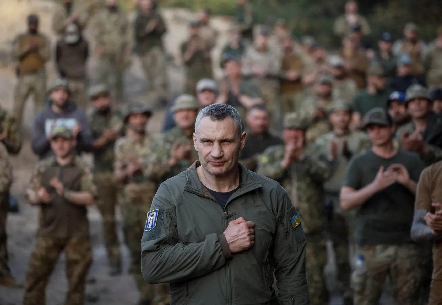 Kiievi linnapea Vitali Klõtško Ukraina rahvuskaardi võitlejatega.