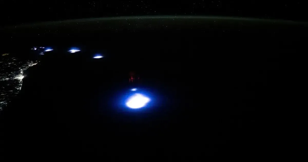 Astronautul filmează bile mari de foc roșii și albastre – Extratereștrii invadează Pământul?