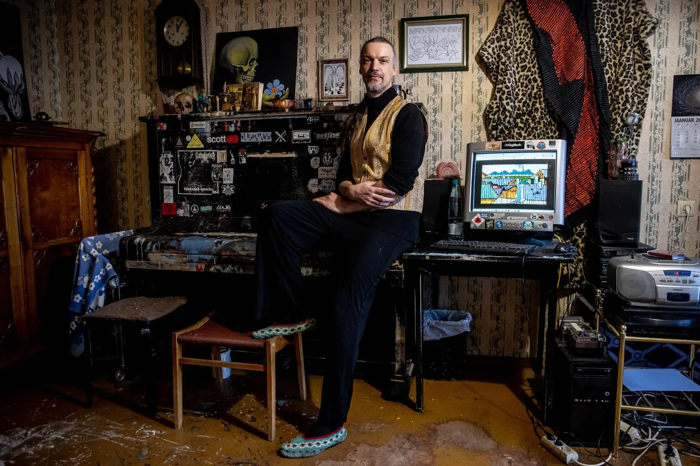 Kunstnik Mihkel Kleis oma kodus Mustamäe kortermaja üheksandal korrusel.
