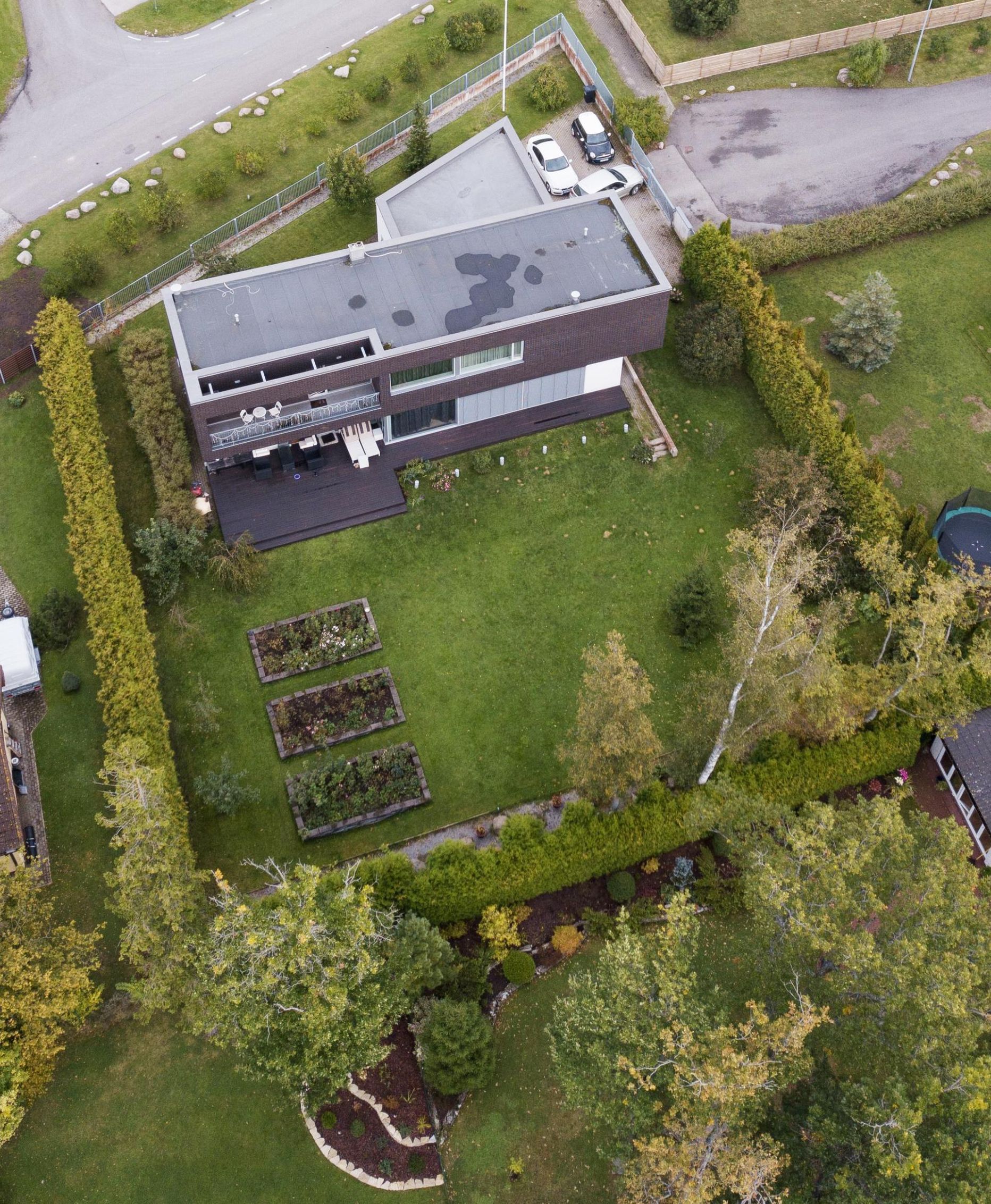 The body of former Danske Estonia CEO Aivar Rehe was found by his family in the back yard of their Pirita residence.