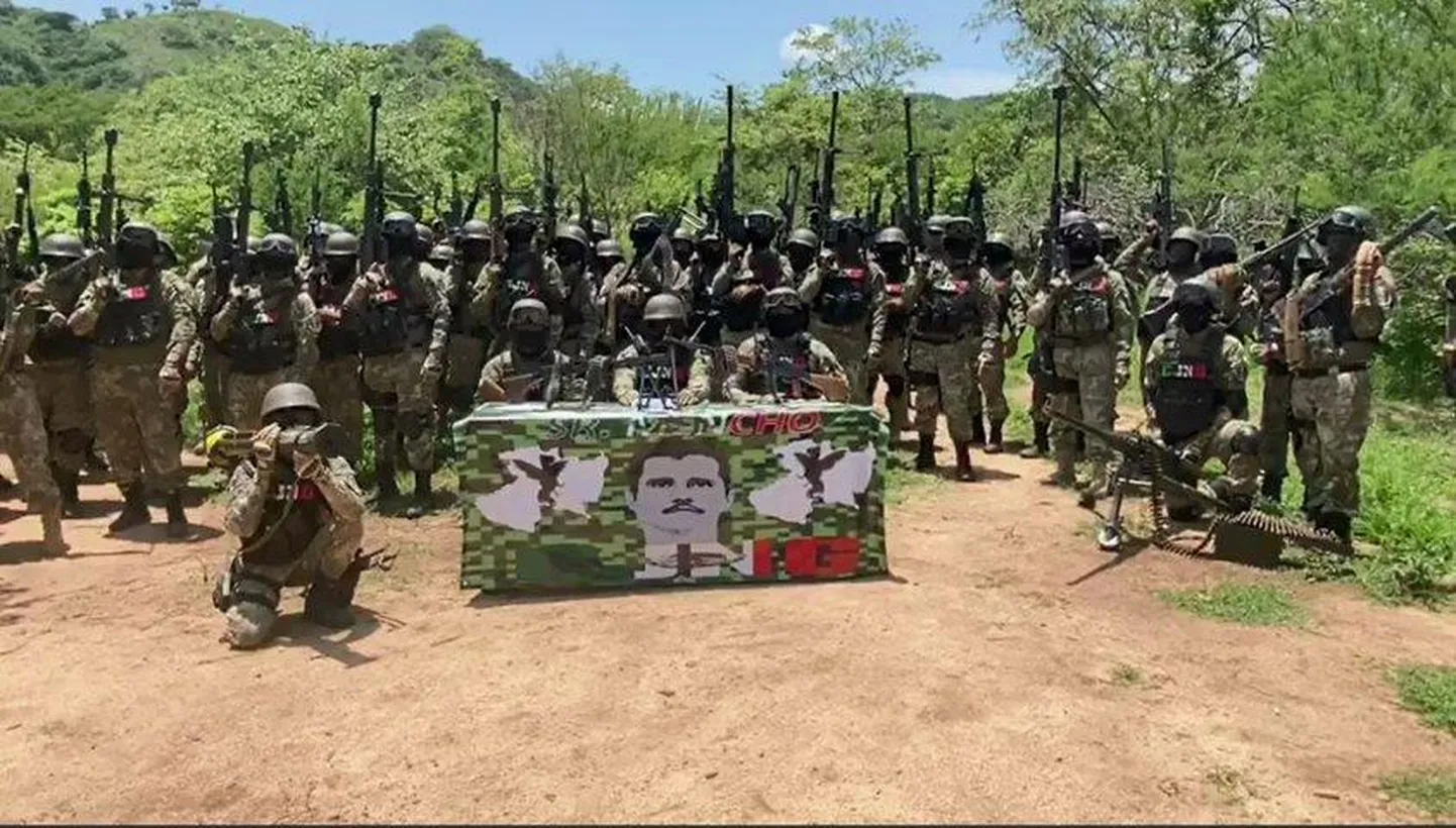 Ühtset vormi kandev ning hästi relvastatud CJNG jätab mulje pigem armeest kui suvalisest kurjategijate jõugust.