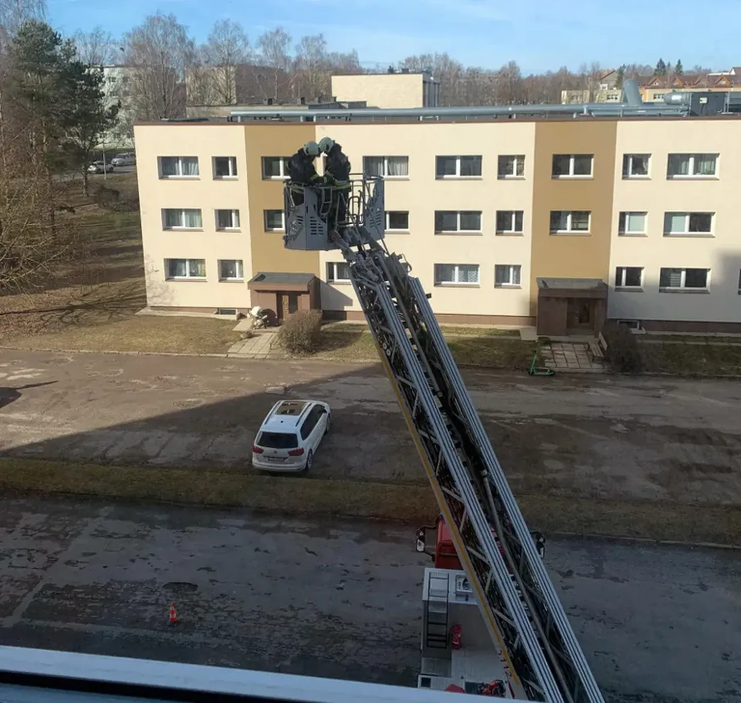 Спасатели протестировали оборудование во время реагирования на вызов в многоквартирный дом, хотя необходимости в этом не было.