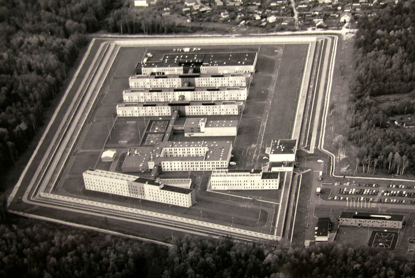В расположенной на восточной окраине Йыхви Вируской тюрьме коронавирус диагностирован почти у 30 процентов заключенных. Троим заключенным потребовалась госпитализация.