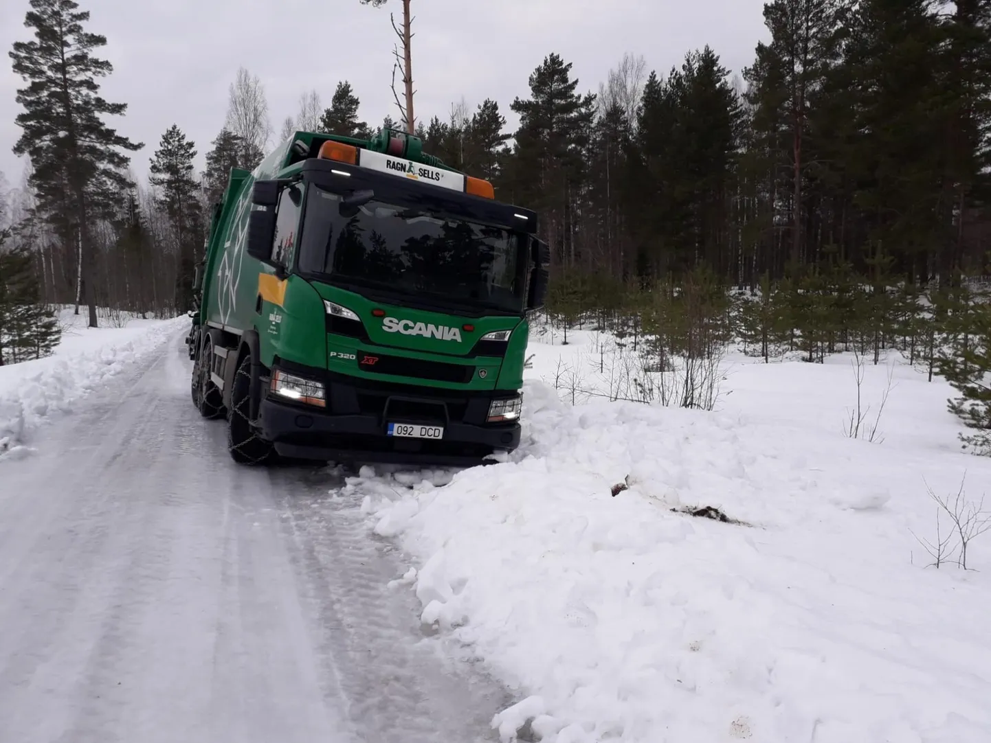 Ragn-Sells jättis libedate teede tõttu eile Häädemeeste vallas paljud prügikonteinerid tühjendamata. Täna said kõik eilsed kliendid teenindatud.