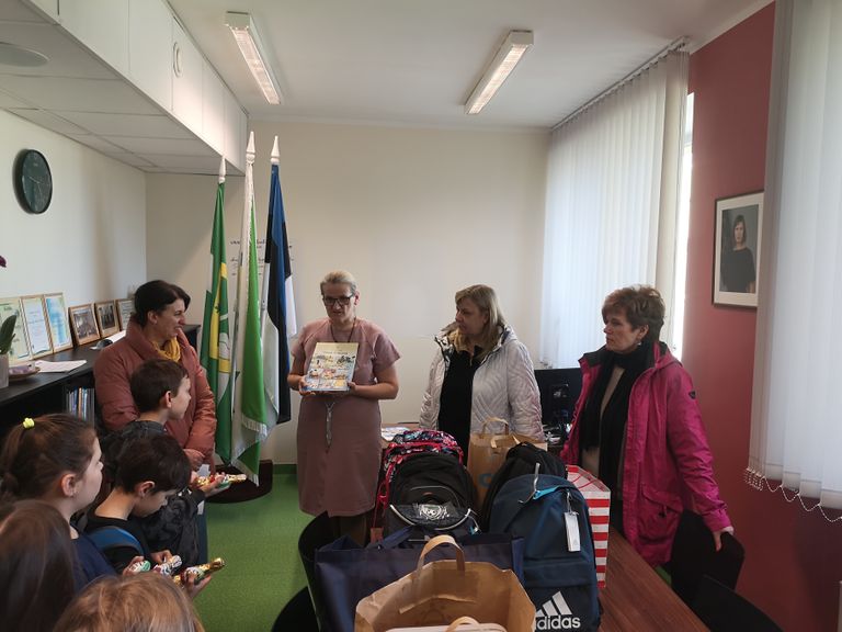 Valga Lions naisteklubi ja põhikooli õpetajad tõid Ukraina lastele kingitusi.