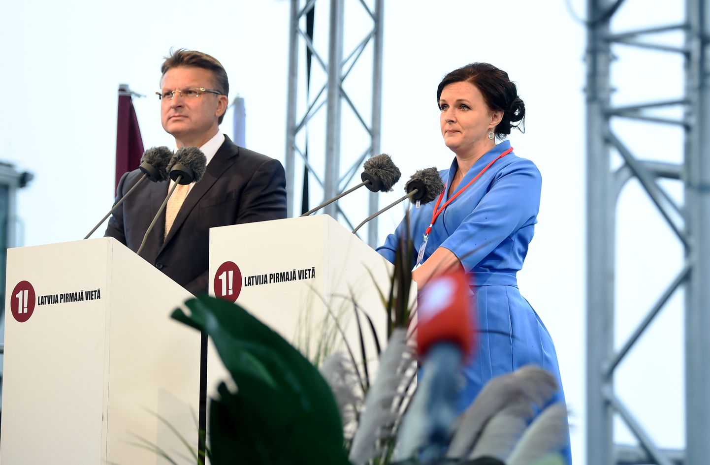Politiķis Ainārs Šlesers un Saeimas deputāte Jūlija Stepaņenko piedalās partijas "Latvija pirmajā vietā" (LPV) dibināšanas kongresā.