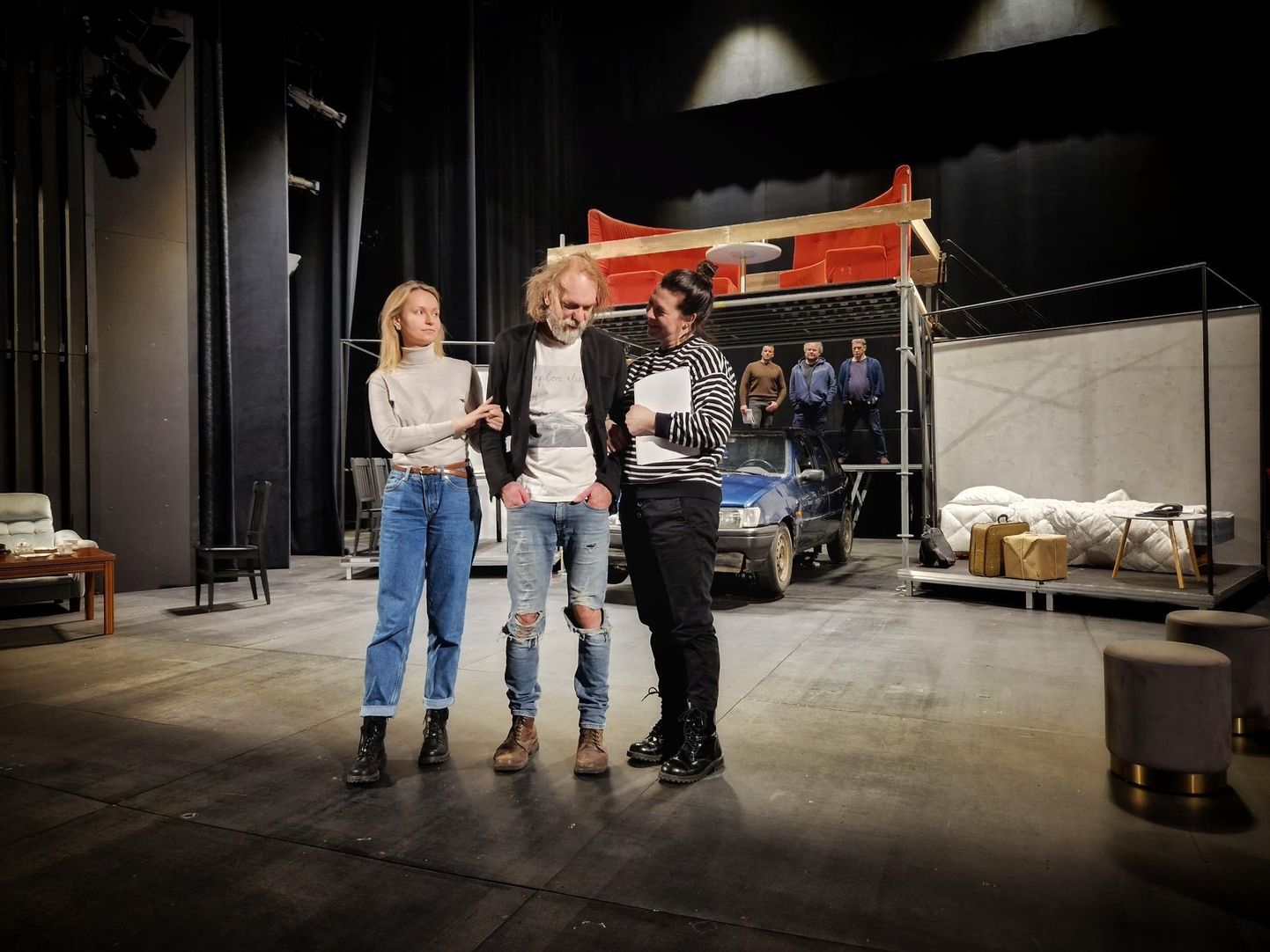 Meelis Rämmeld koos Jane Nappi ja Carita Vaikjärvega lavastuse "15 meetrit vasakule" proovis. Taamal metsamehed Rönkköd (Priit Loog, Ago Anderson, Enn Keerd).