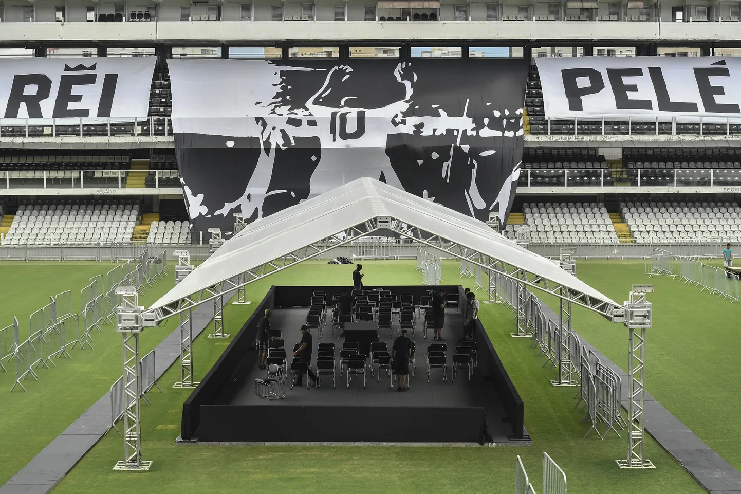 Стадион "Сантоса" готовят к прощанию с великим Пеле.
