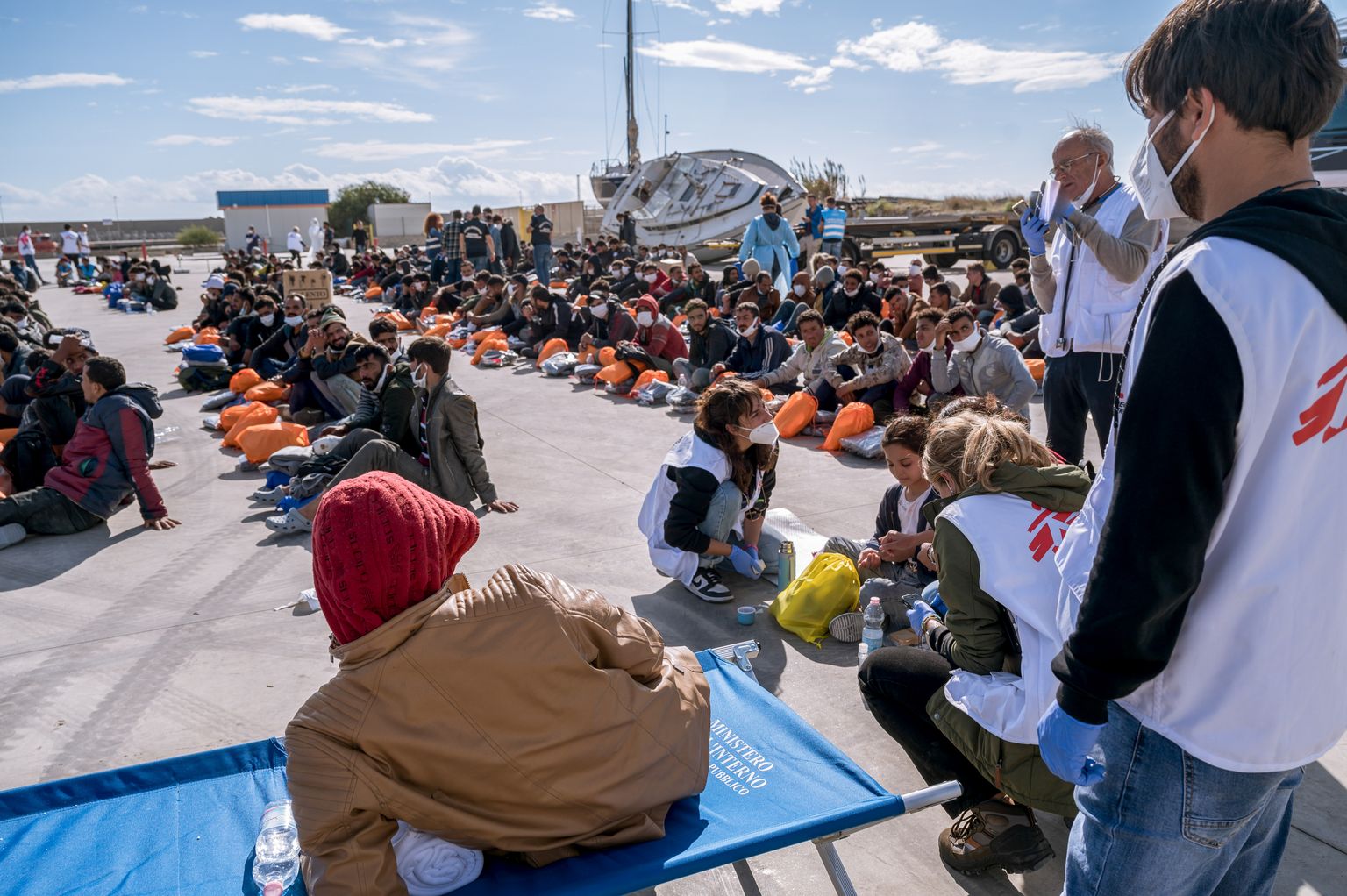 Liibüast Itaaliasse saabunud põgenikud sadamas pärast laevalt maale tulemist, 14. novembril 2022. a. Pilt on illustratiivne.