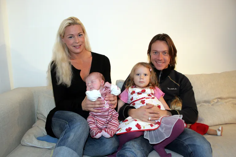 Ooperilaulja Malena Ernman ja näitleja Svante Thunberg ning nende tütred Greta (isa süles) ja Beata 2005