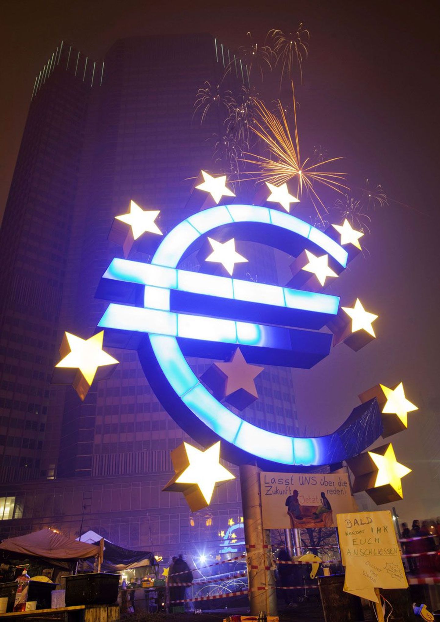 Uusaastaöö Frankfurdis Euroopa Keskpanga ees, samas kohas tähistati kümne aasta eest euro kasutuselevõttu.