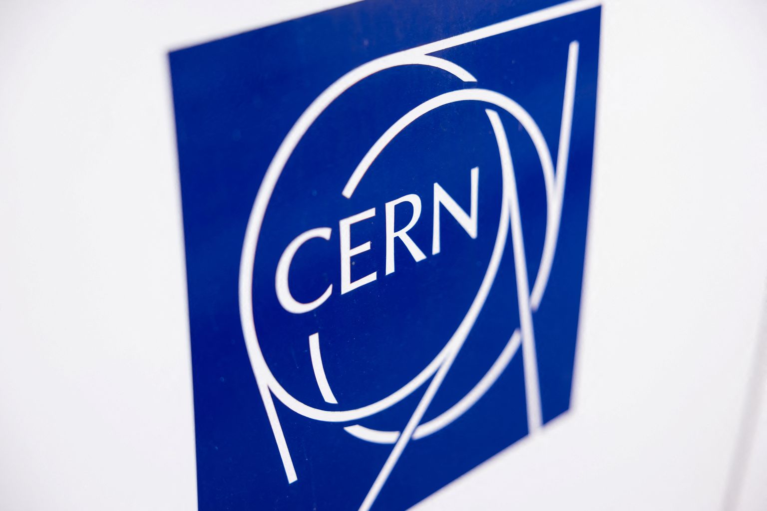 Euroopa Tuumauuringute Organisatsiooni (CERN) logo.
