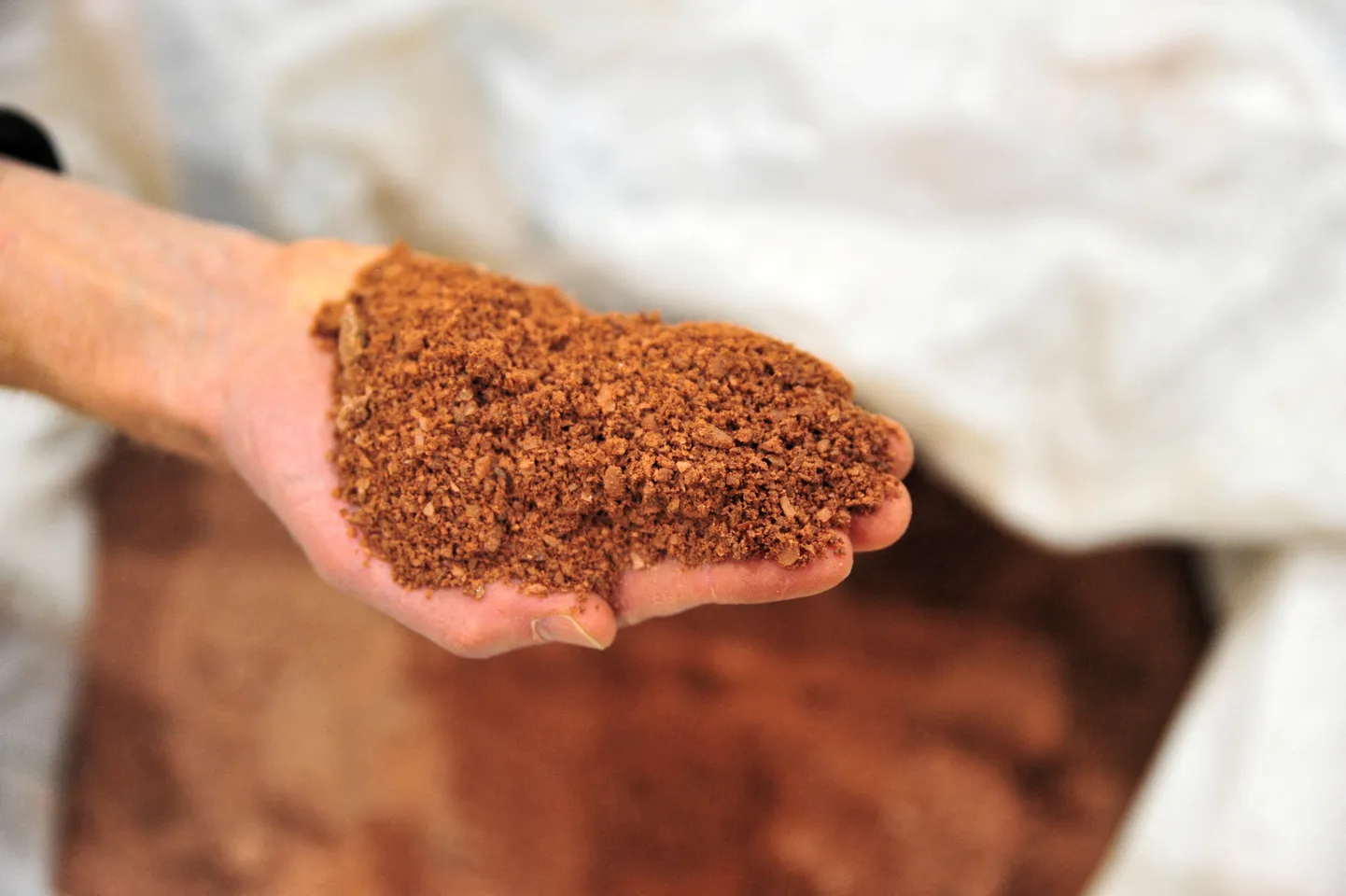 Fotol maak, millest toodetakse Kanadas Saskatoonis haruldasi muldmetalle. Foto on illustartiivne.