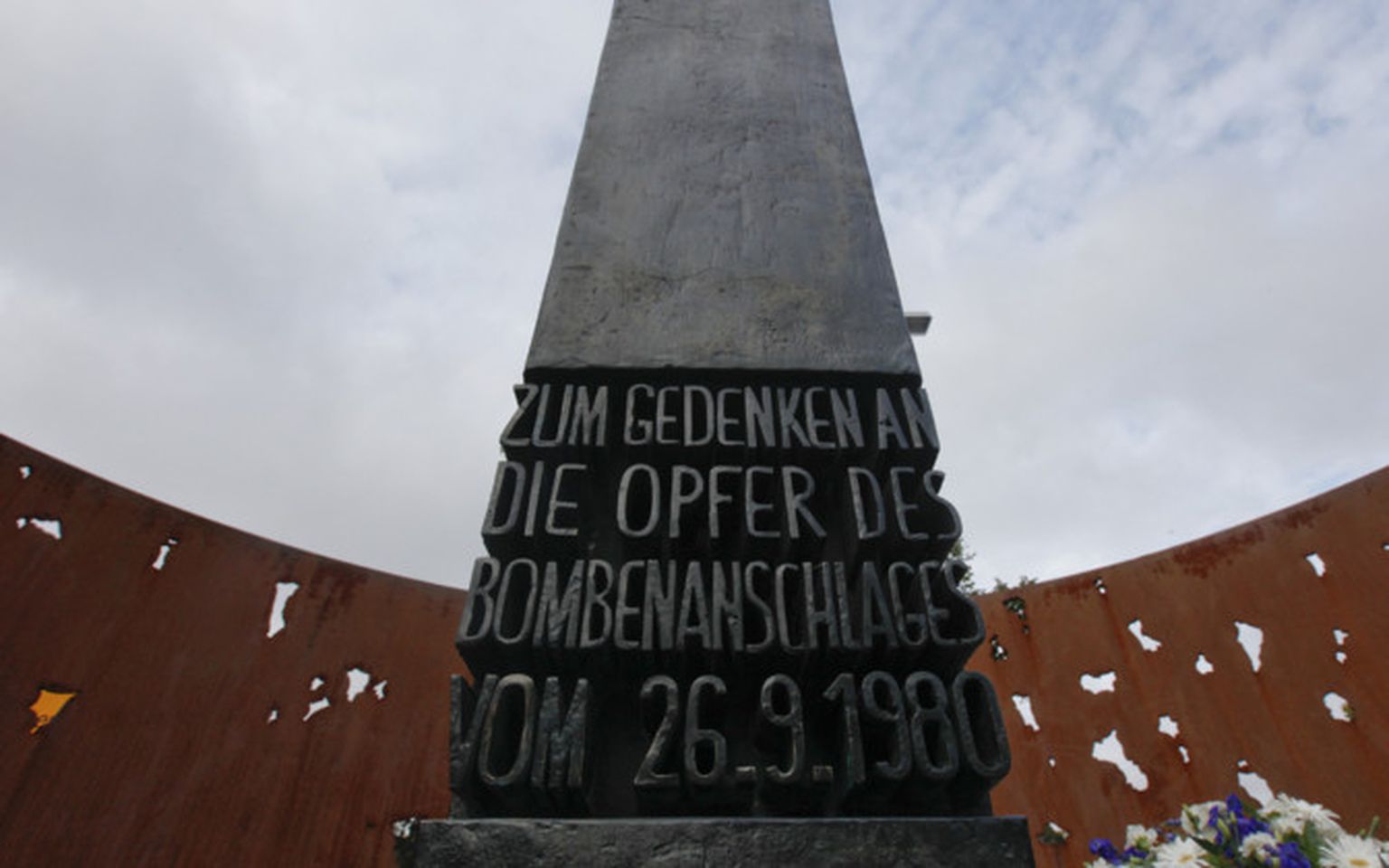 1980. aasta Oktoberfesti plahvatuse ohvrite mälestusmärk õllefestivali sissepääsu juures.