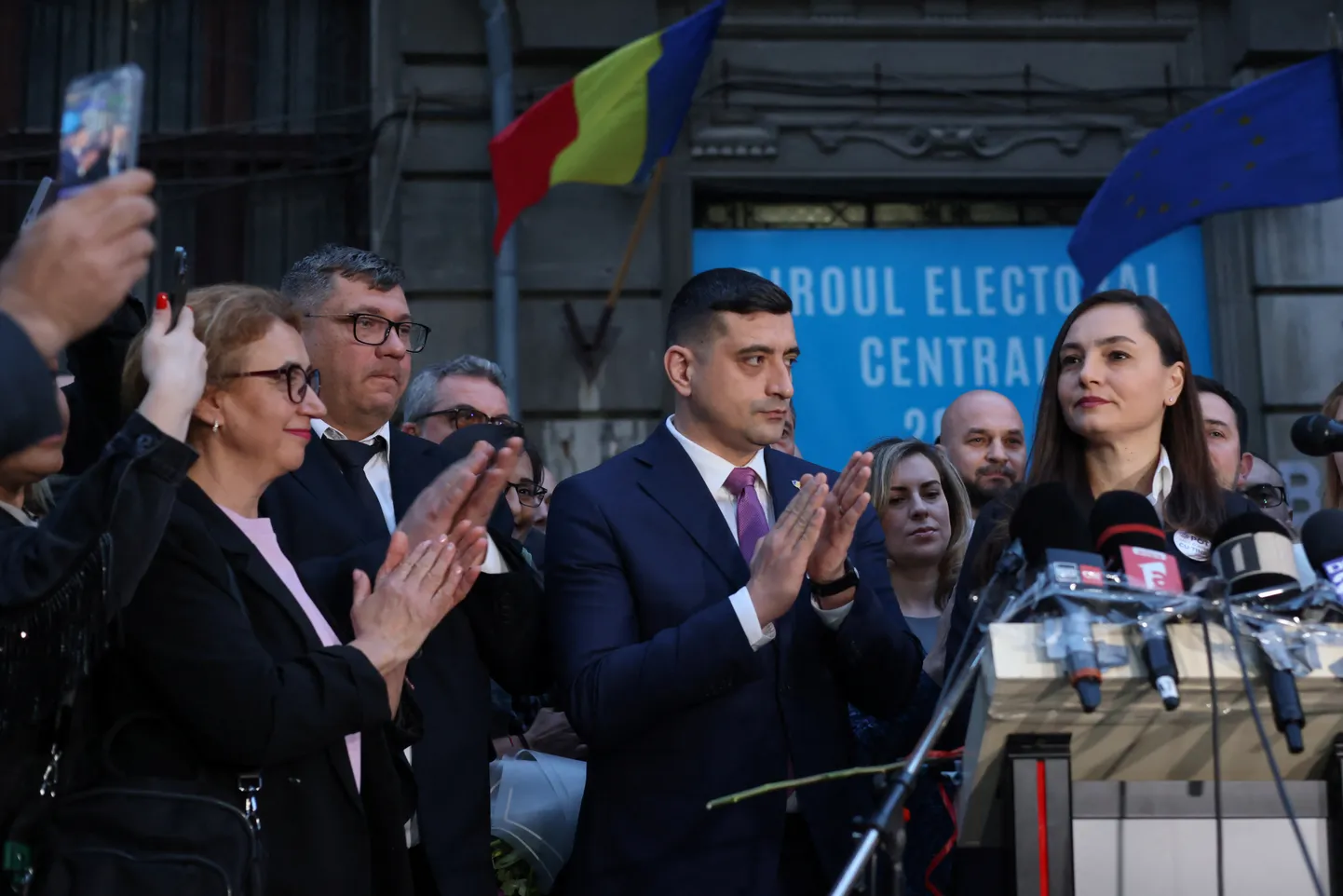 Anamarija Gavrila, partijas *Jaunie cilvēki* (POT) līdere, runā blakus partijas *Rumāņu apvienošanās alianse* (AUR) līderim Džordži Simionam pēc savas kandidatūras iesniegšanas atkārtotajām prezidenta vēlēšanām, kas notiks maijā, Bukarestē, Rumānijā, 2025. gada 15. martā.