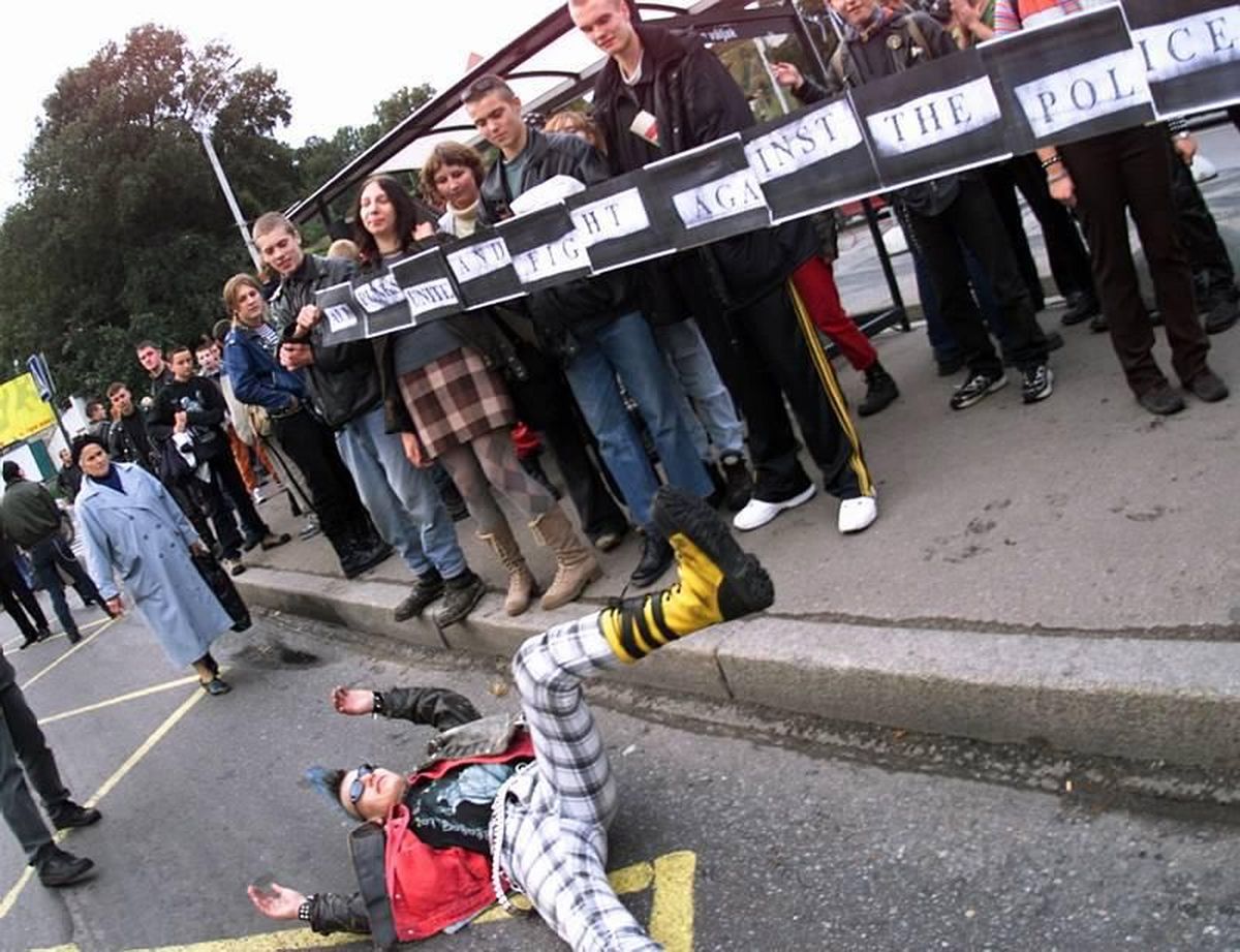 Punkarite korraldatud meeleavaldus politseivägivalla vastu 2001. aasta sügisel.