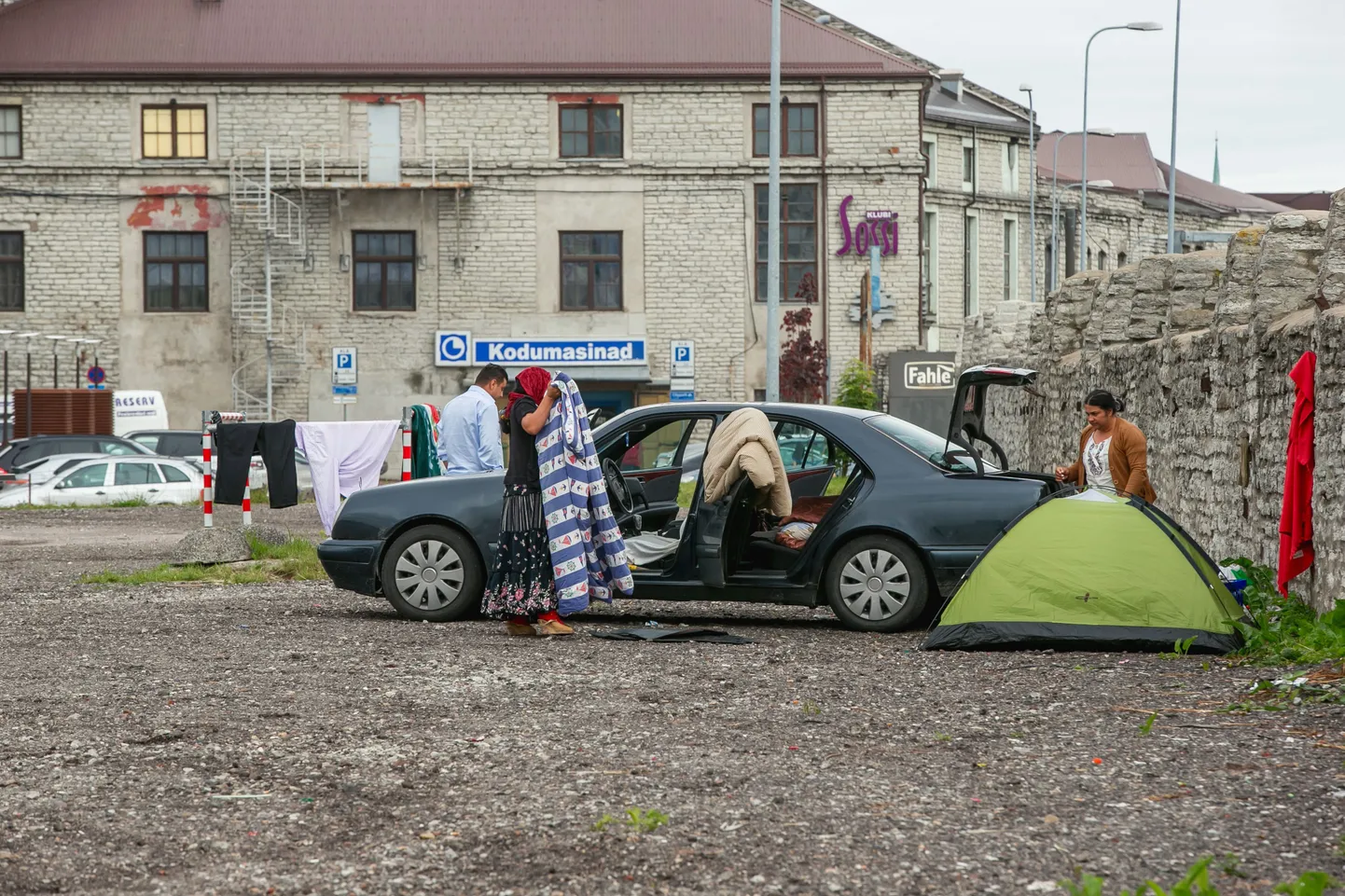 Rändavad mustlased Tallinnas Sossi mäel laagrit kokku panemas.