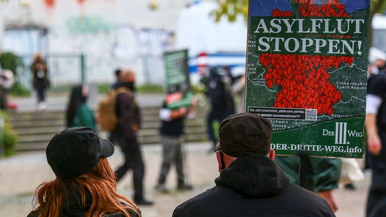 "Остановите потоп просителей убежища" - плакат на демонстрации ультраправых в Берлине.