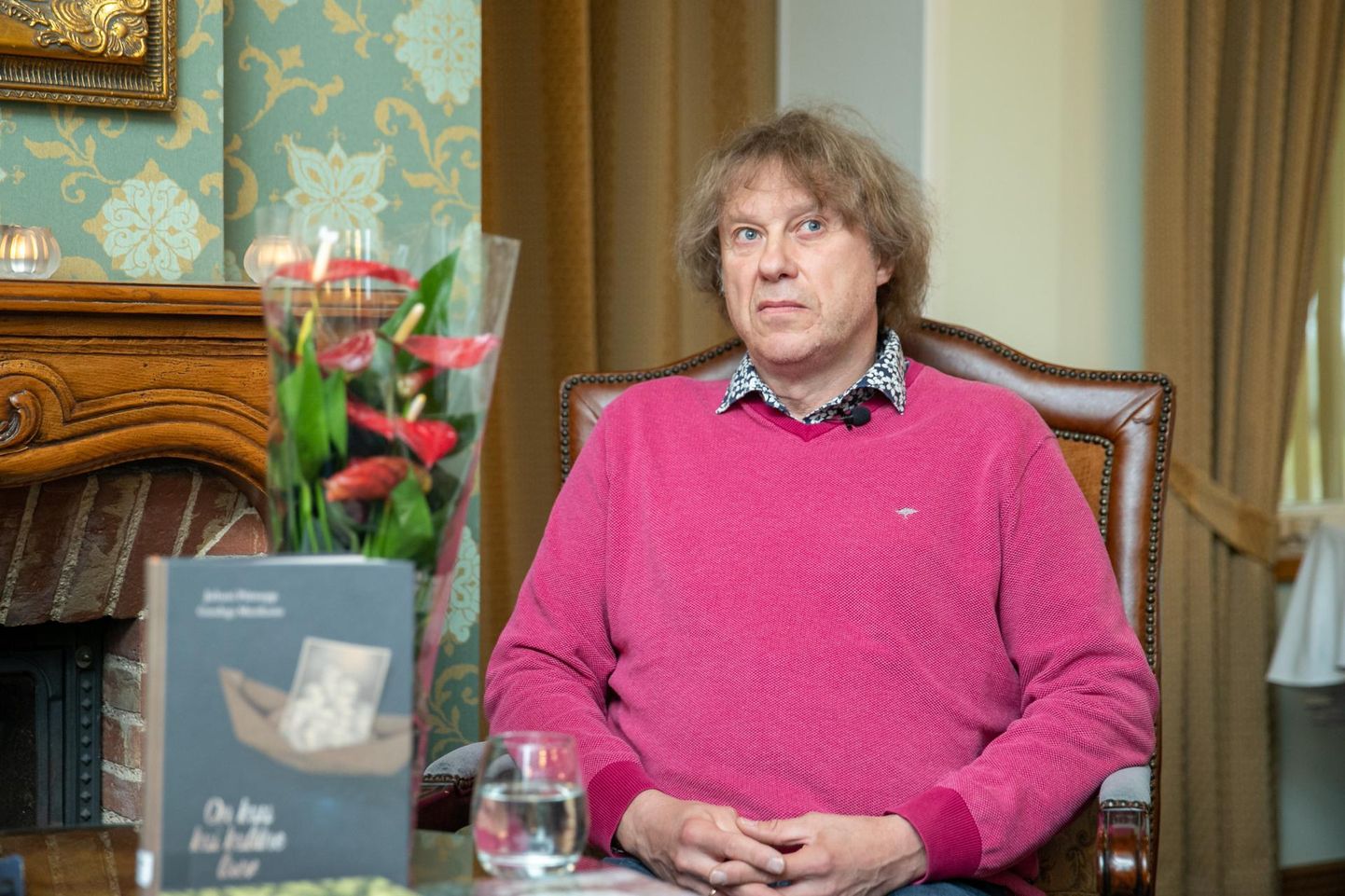 Juhani Püttsepp rääkis Virumaa kirjandusauhinna üleandmisel raamatu “On kuu kui kuldne laev” loomisloost.