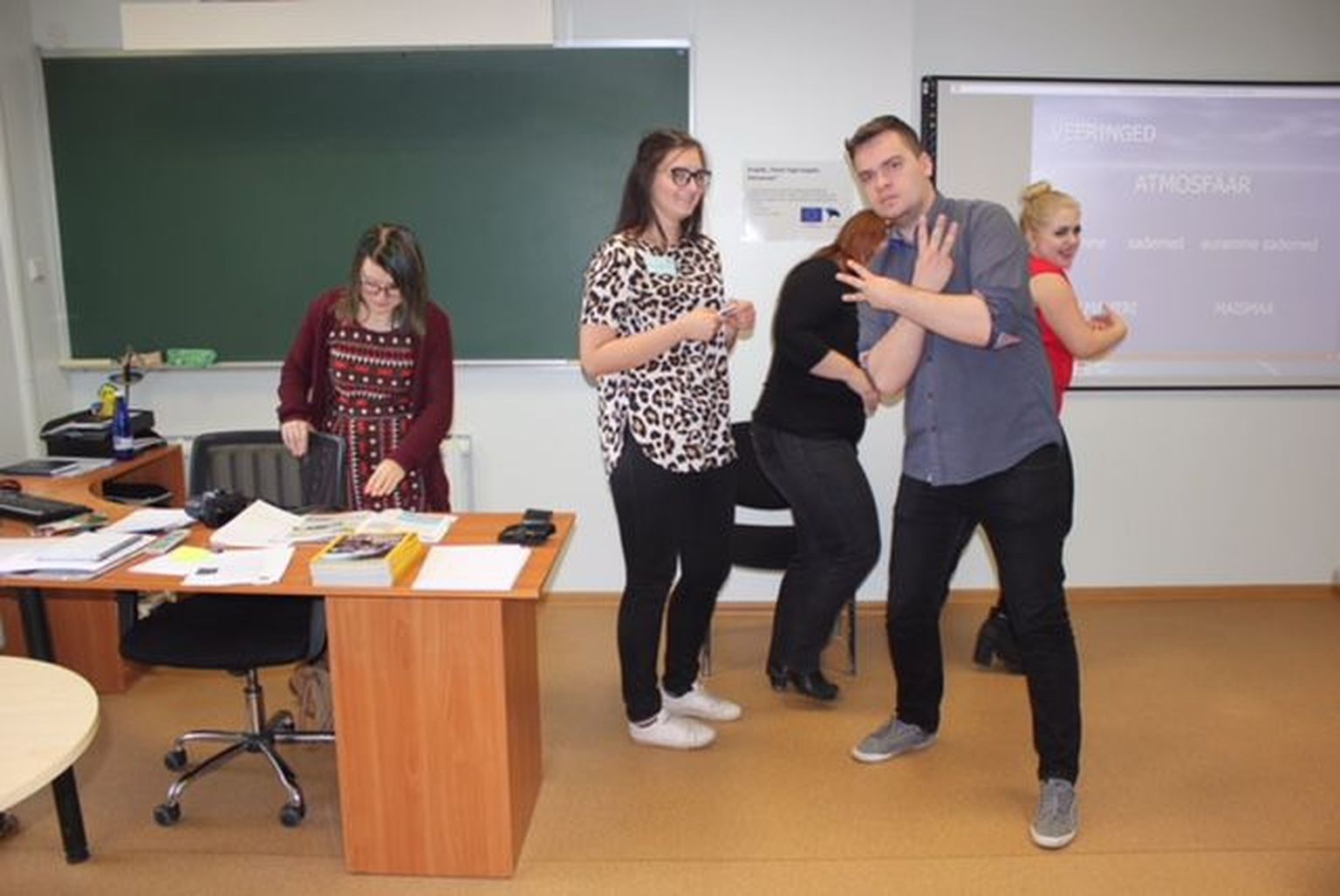 Õpetajate päev tõi Pärnu täiskasvanute gümnaasiumisse palju noori õpetajaid, kes panid ennast proovile endale võõras ametis.