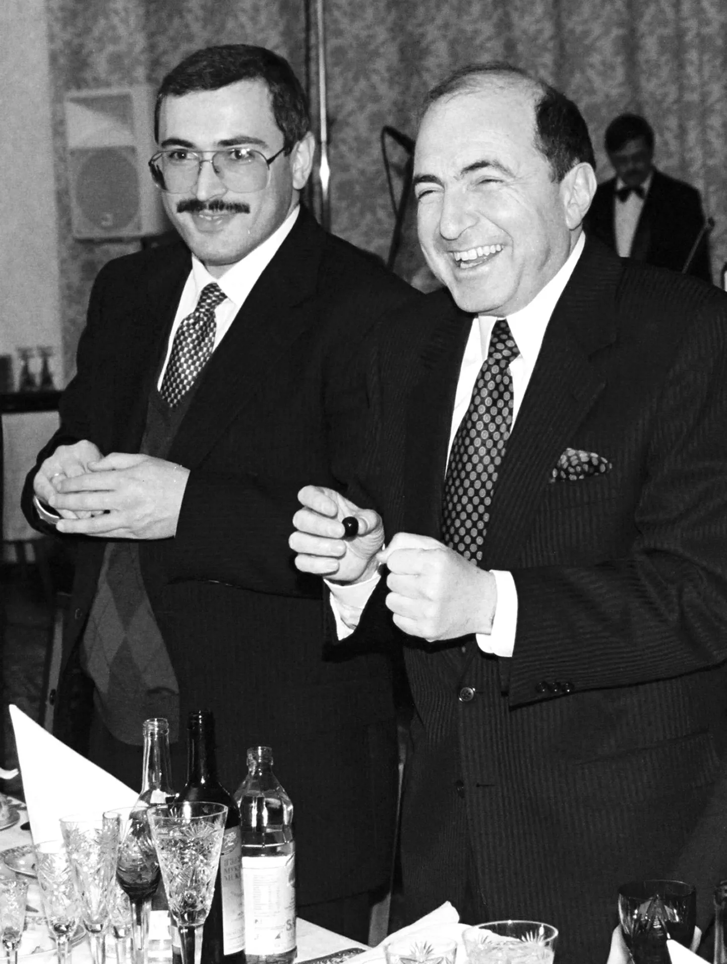 Boriss Berezovski (paremal) ja Mihhail Hodorkovski dateerimata fotol.